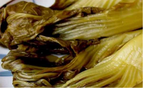 插旗菜業(yè)出口酸菜用食品X光機(jī)檢查，卻把腳踩的供給國(guó)內(nèi)